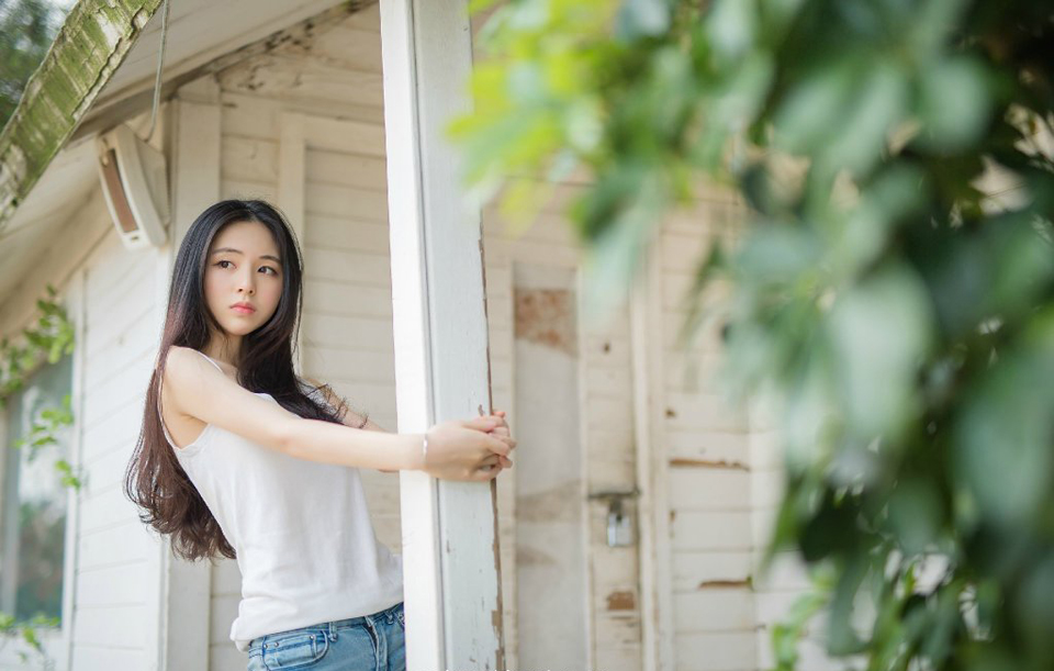 “越快越好，孔明这几日不间断来信催促。”刘备沉声道：“只是如何撤兵，还要跟两位军师商议一番。”